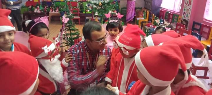 Principal Sir busy in a heart felt conversation with the little ones on the eve of xmas